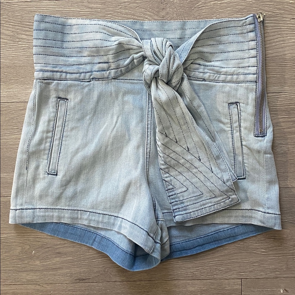 NWOT 7 for all mankind Women’s light high rise shorts with zipper on the side.